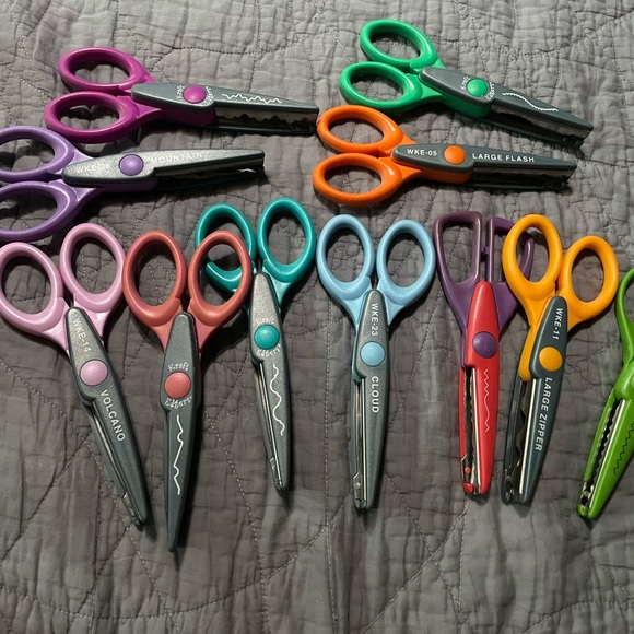 KRAFT EDGERS Craft Scissors Set of 20 Rotating Swivel Wood Carousel - Picture 2 of 7